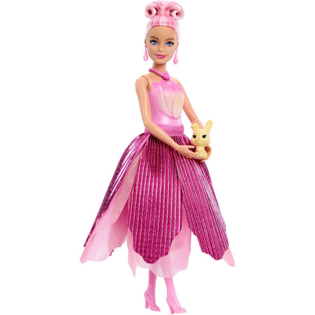 Una muñeca Barbie con pelo rosa sostiene un conejito amarillo con un vestido rosa brillante.