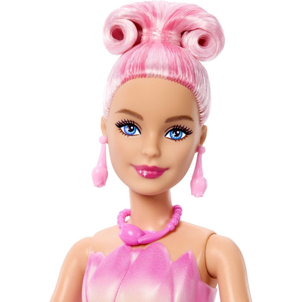 Una muñeca Barbie con pelo rosa y maquillaje, luciendo un colgante rosa.