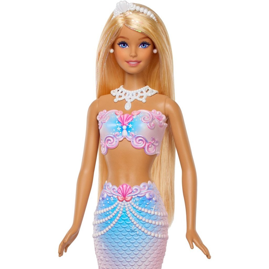 Una muñeca Barbie sirena con pelo rubio, tiara blanca y pendientes de perlas.