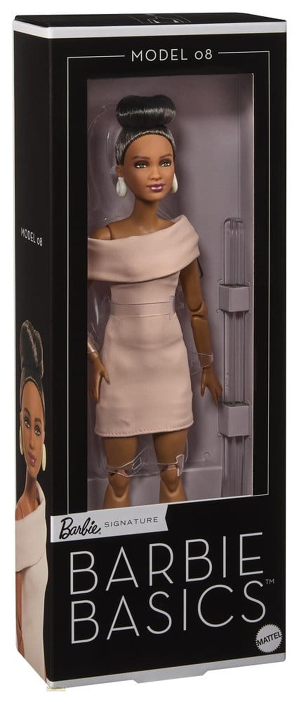 Barbie Modelo 08 con vestido rosa, pendientes blancos y moño.
