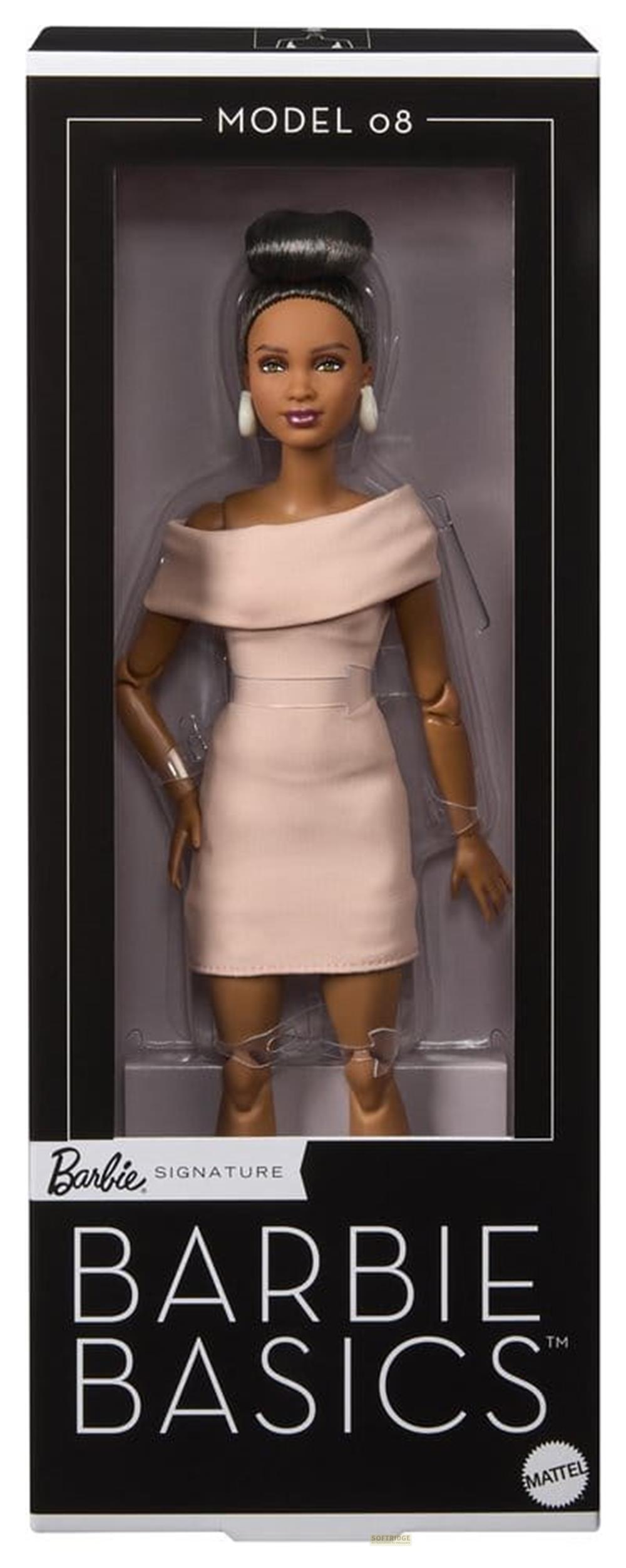 Muñeca de moda con pelo recogido, vestido rosa palo sin hombros.