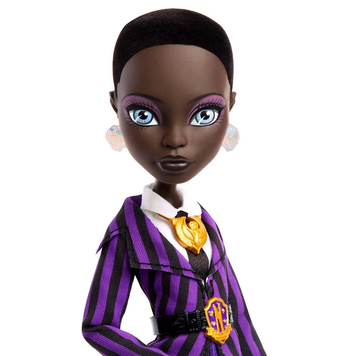 Una muñeca de piel oscura, pelo corto y maquillaje llamativo. Viste traje.