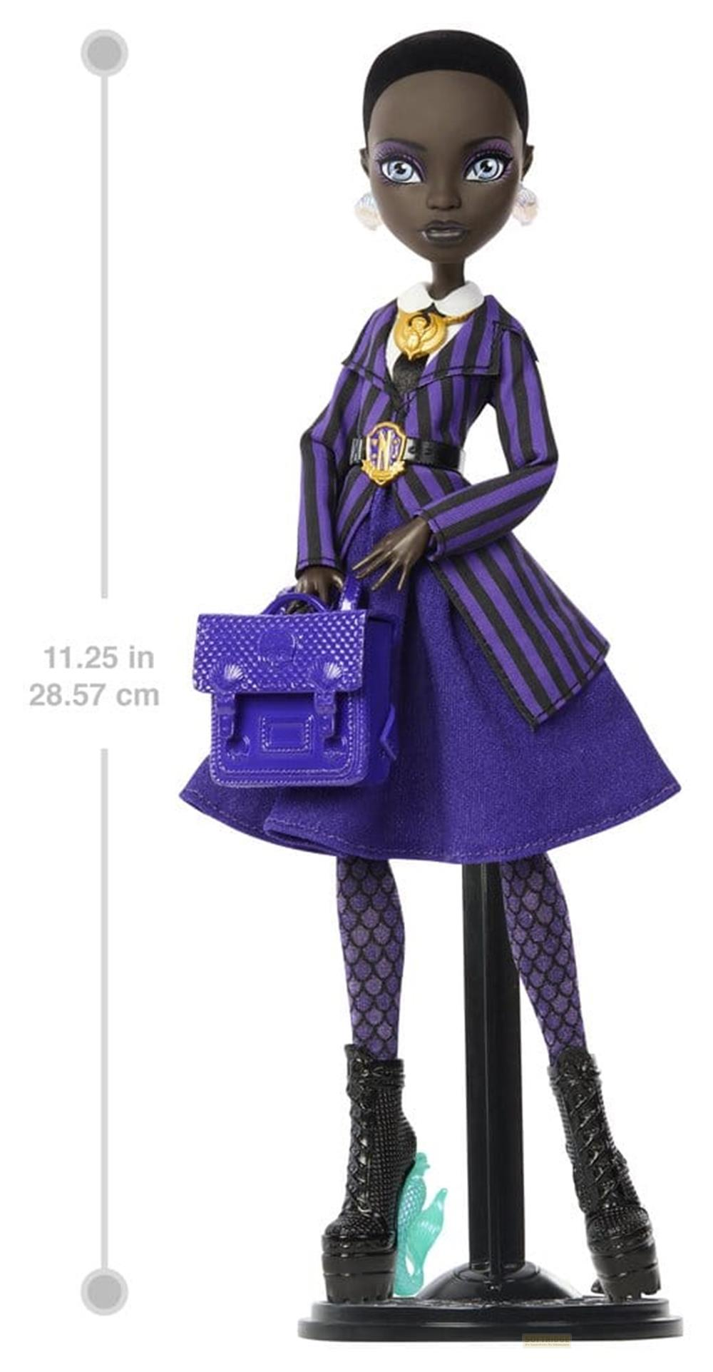 Una muñeca de piel oscura con un traje a rayas morado y negro.