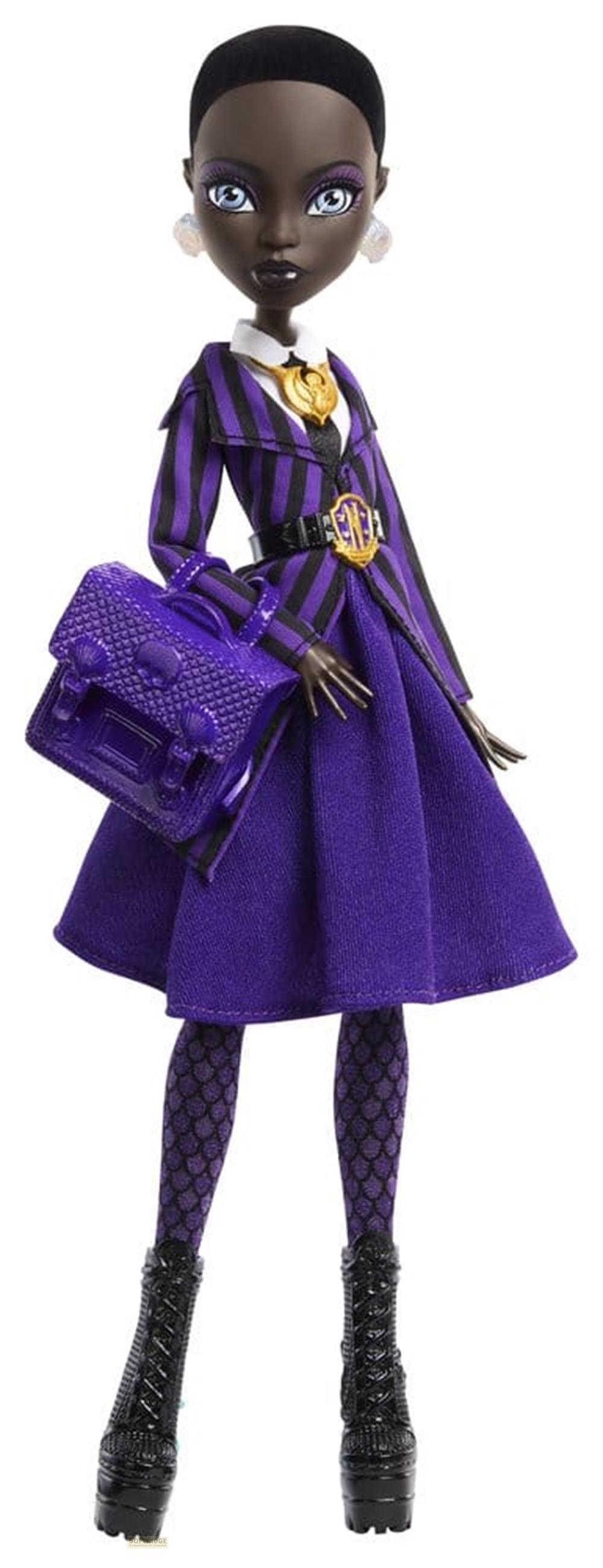 Una muñeca de piel oscura, con rayas moradas y negras, lleva un bolso y tacones altos.