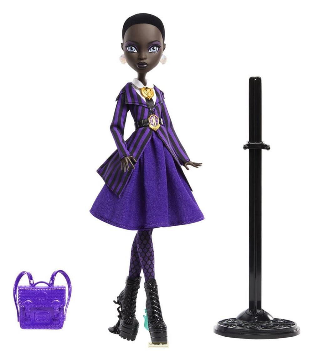 Una muñeca con vestido morado y negro, mochila y soporte.