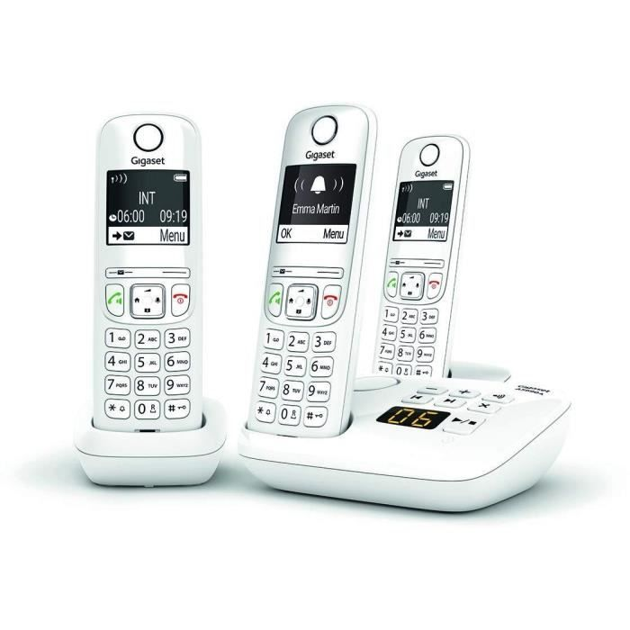 Tre telefoni cordless Gigaset bianchi su una base di ricarica con display.