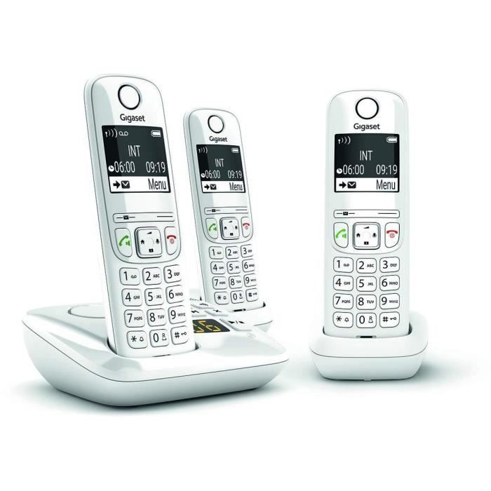 Tre telefoni cordless Gigaset bianchi su base di ricarica.
