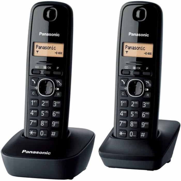 Due telefoni cordless Panasonic neri sulle loro basi di ricarica.