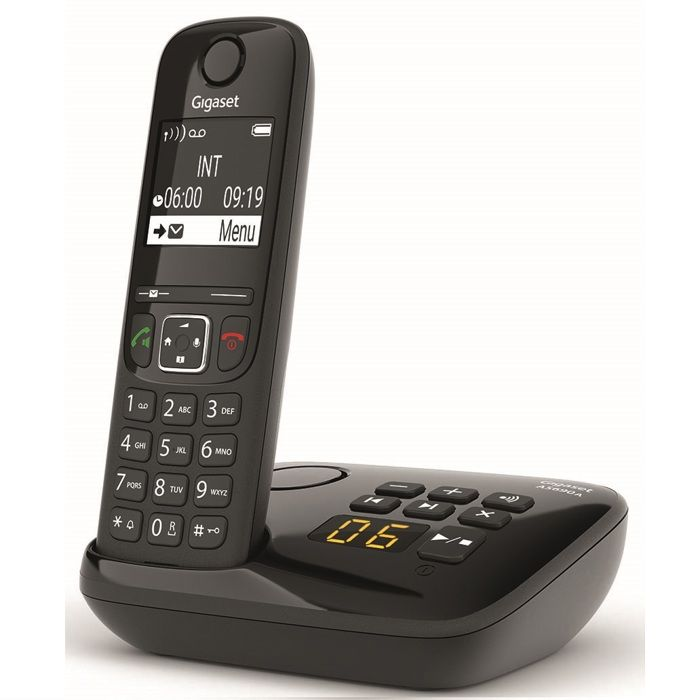 Un telefono cordless nero Gigaset è sulla sua base di ricarica con display.