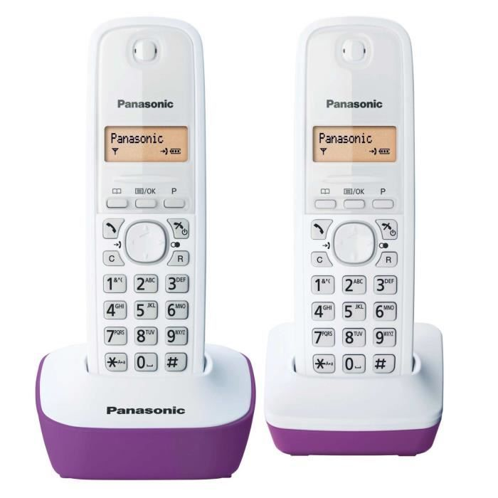 Due telefoni cordless Panasonic bianchi con basi di ricarica viola.