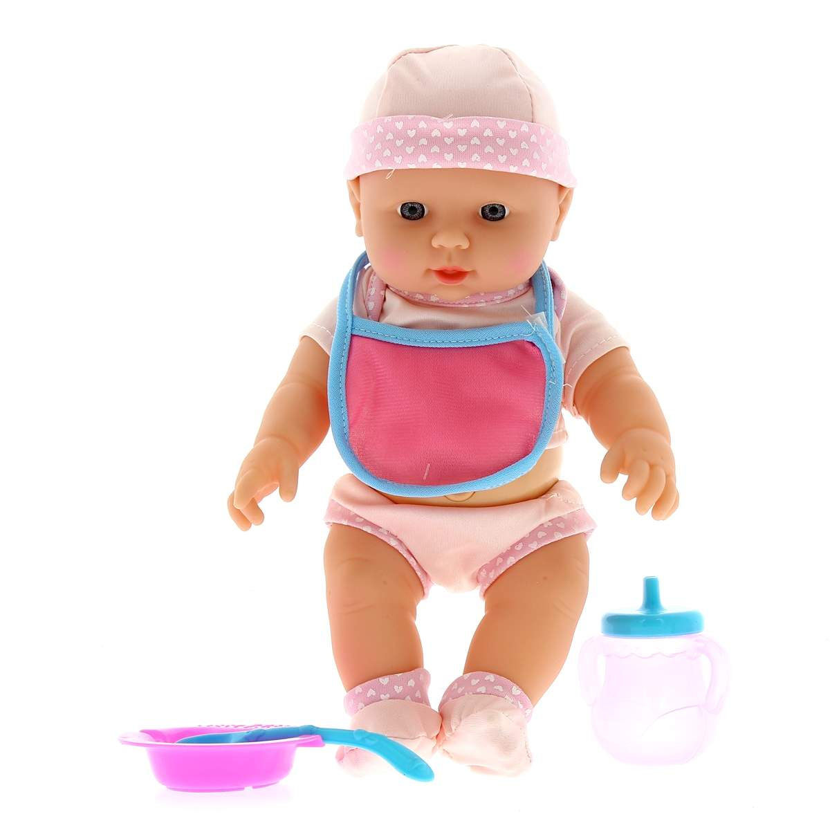 Una muñeca con ropa rosa, babero y gorro, con botella, cuenco y cuchara cerca.
