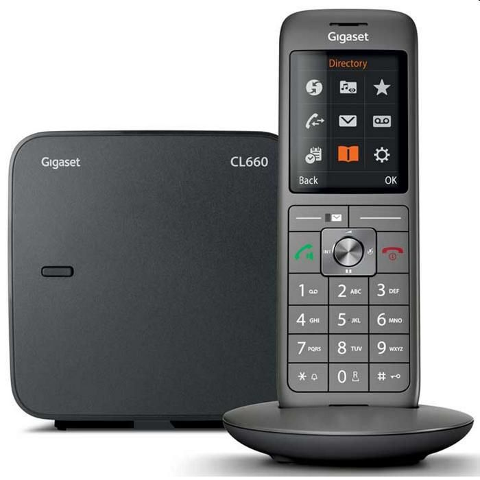 Un telefono cordless Gigaset CL660 grigio è su una base di ricarica accanto alla sua stazione base.