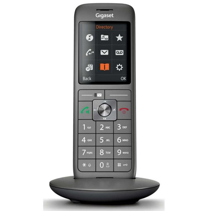 Un telefono cordless Gigaset grigio con pulsanti e schermo retroilluminato su una base di ricarica.