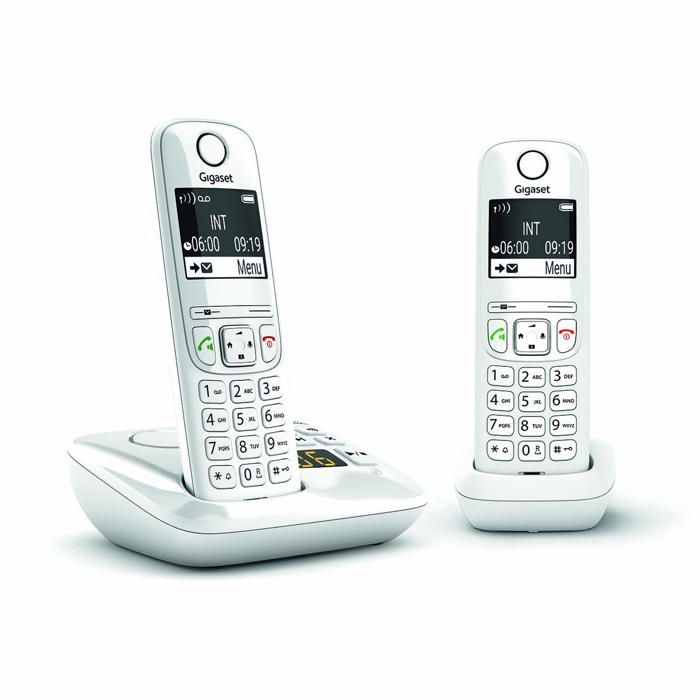 Due telefoni cordless Gigaset bianchi, uno sulla base di ricarica, l'altro accanto.