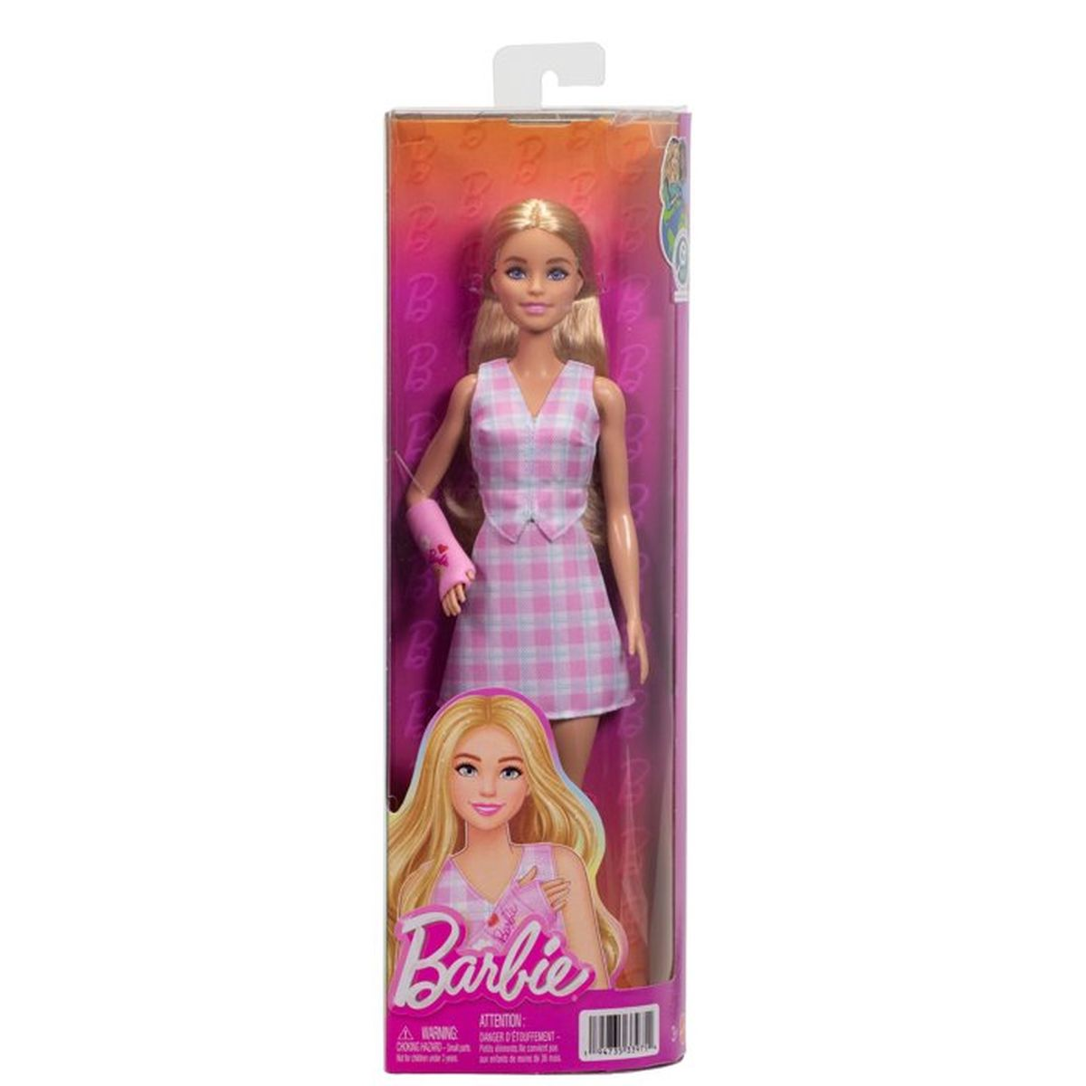 Muñeca Barbie con vestido a cuadros rosa y brazo enyesado, en caja.
