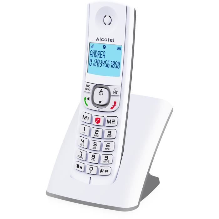 Un telefono cordless bianco Alcatel è sulla sua base di ricarica.