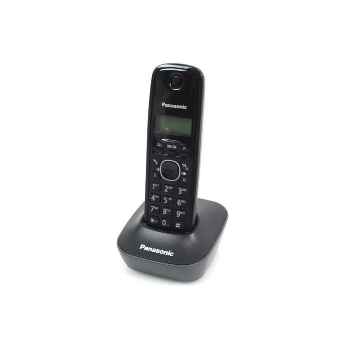 Un telefono cordless Panasonic nero è sulla sua base di ricarica.