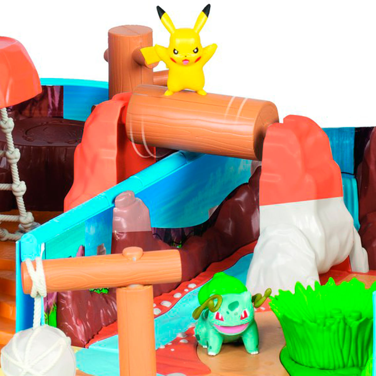 Figuras de Pikachu y Bulbasaur en un colorido set de juego con vigas de madera.