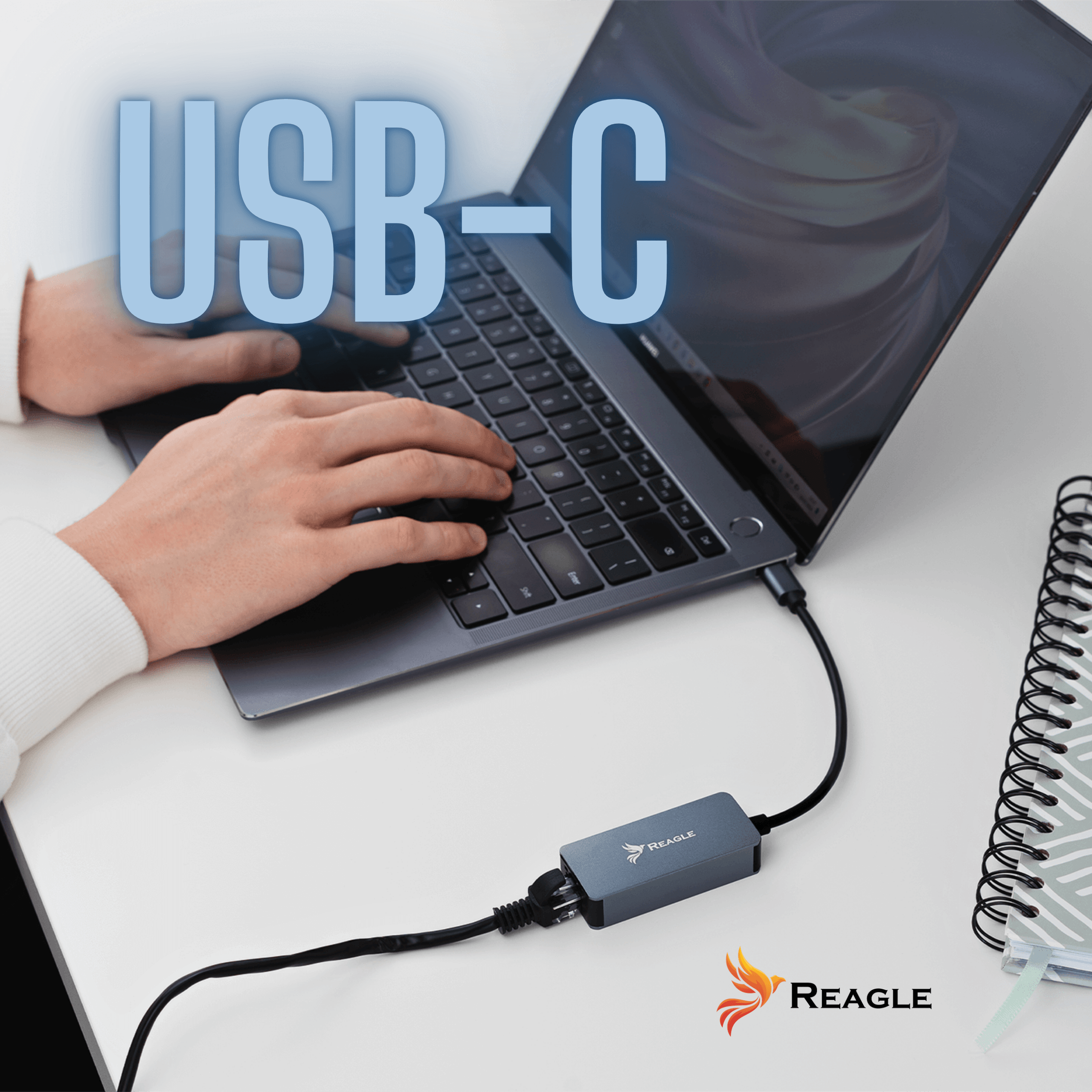 Persona escribe en portátil conectada a adaptador USB-C Reagle.