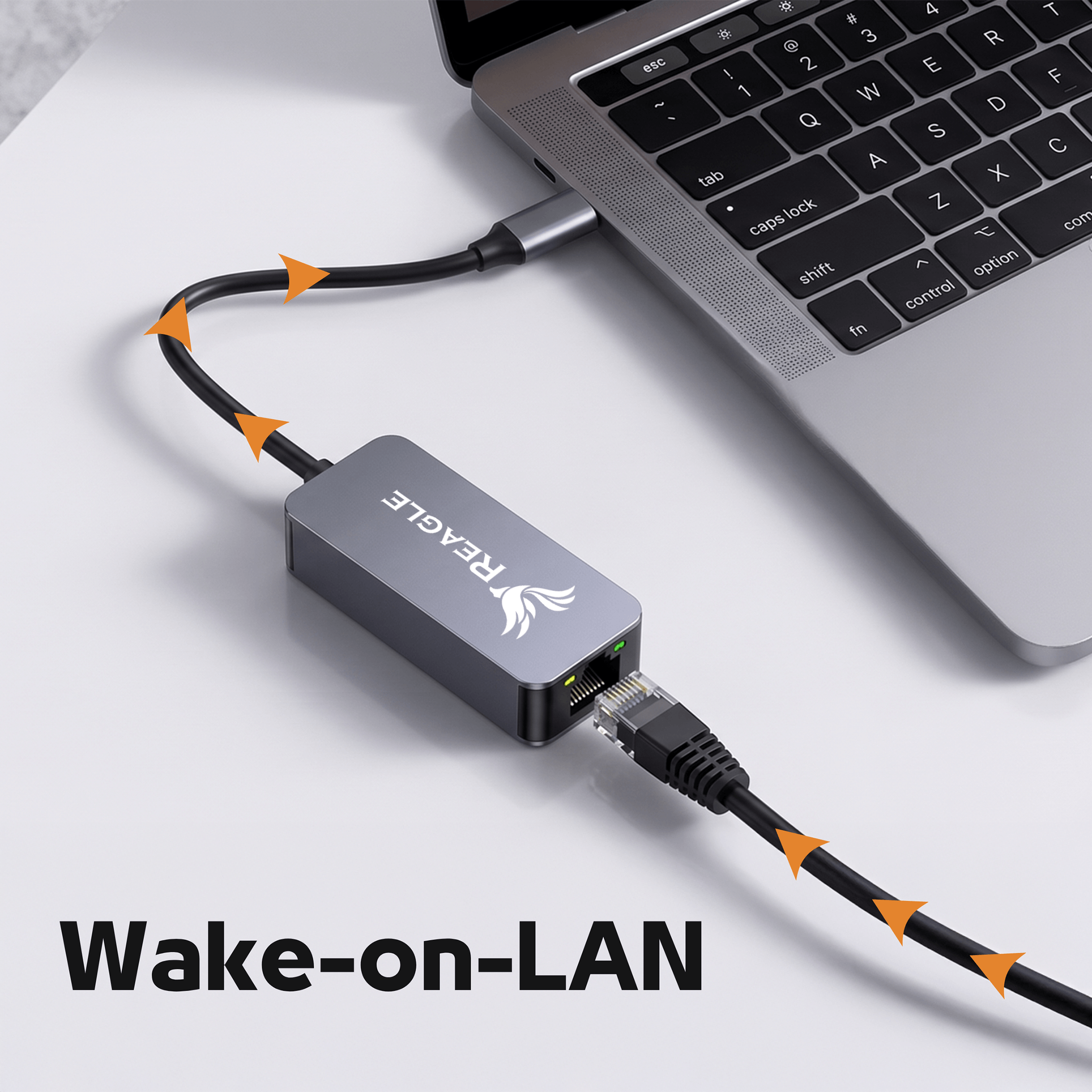 Un adaptador Reagle Wake-on-LAN conecta una laptop a un cable Ethernet.