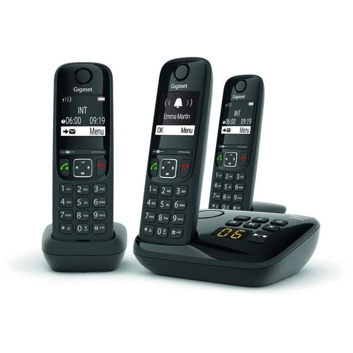 Tre telefoni cordless Gigaset neri su una base di ricarica con display.