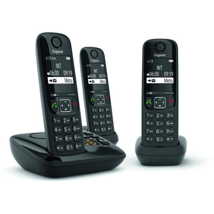 Tre telefoni cordless Gigaset neri su base di ricarica, due con schermi visibili.