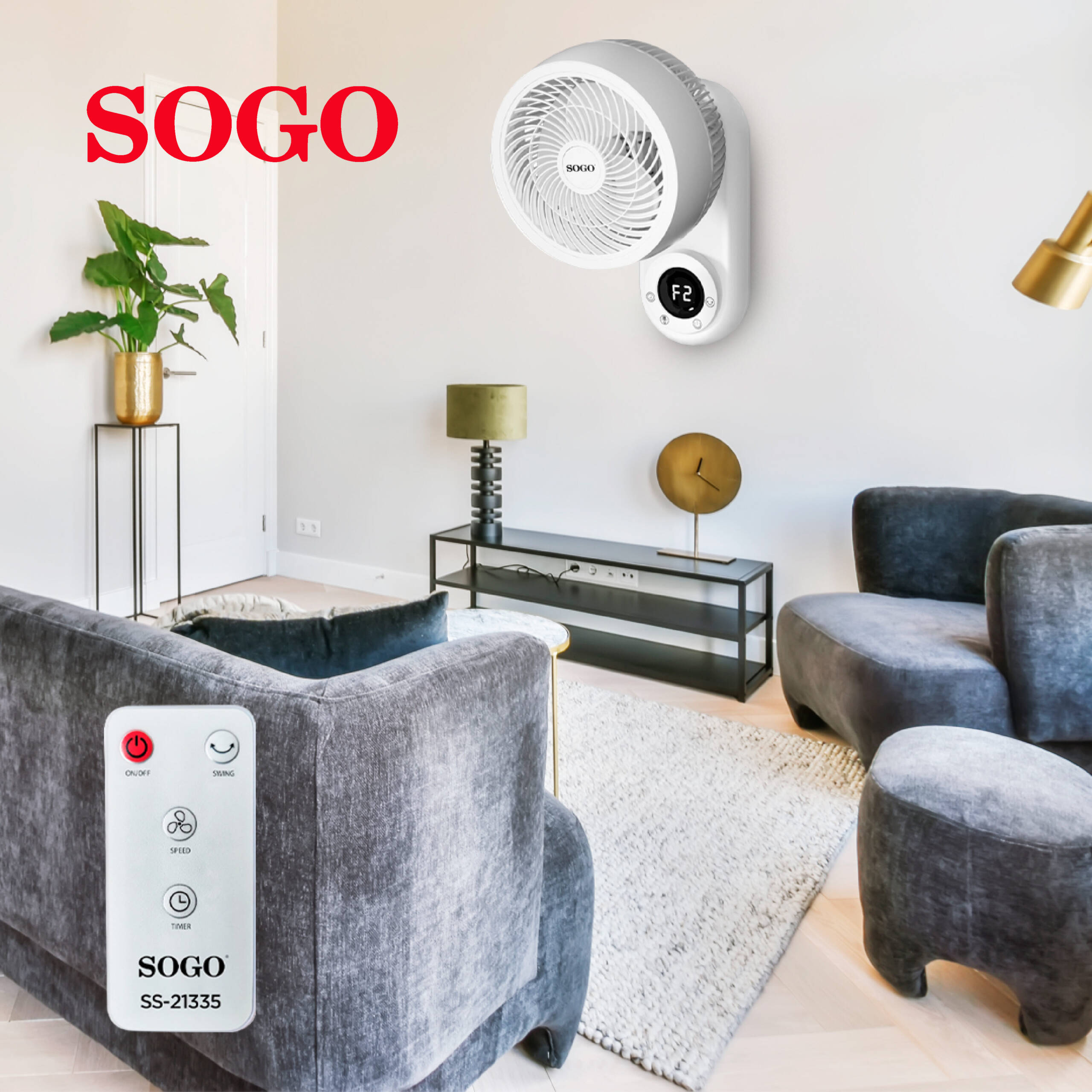 Un ventilador blanco de pared, logo SOGO, control remoto y muebles.