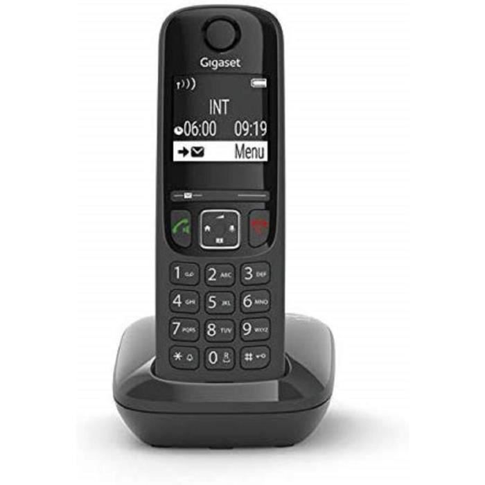 Un telefono cordless Gigaset nero con base di ricarica. Il display mostra ora e menu.