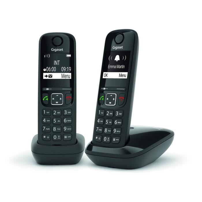 Due telefoni cordless Gigaset neri su basi di ricarica, sfondo bianco.