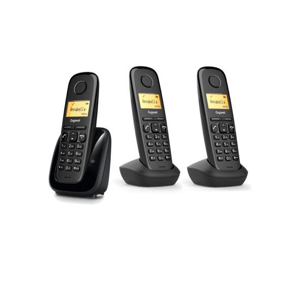 Tre telefoni cordless Gigaset, uno nella base di ricarica, due su basi di ricarica.
