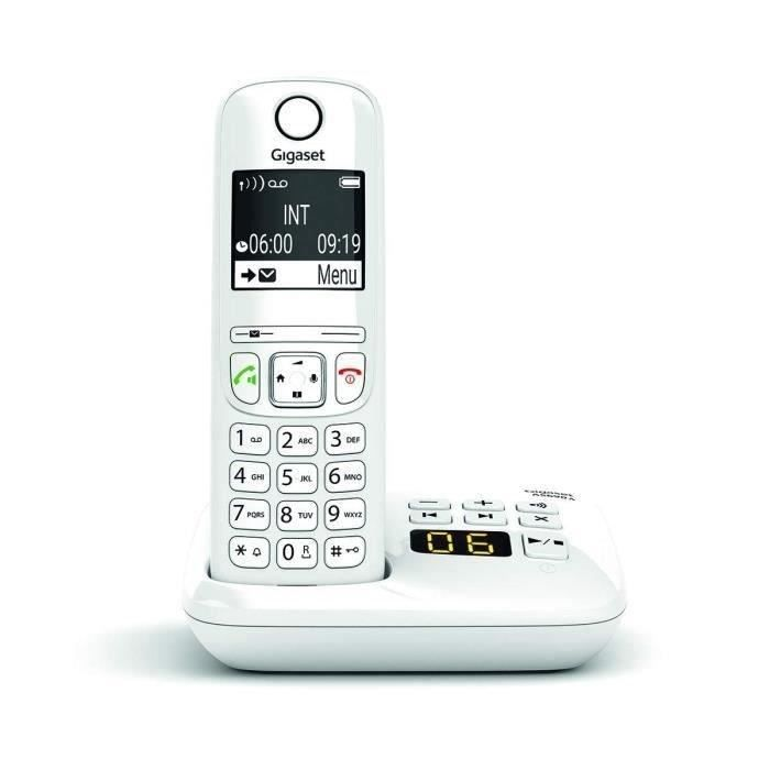 Un telefono cordless bianco Gigaset è sulla sua base di ricarica. Lo schermo mostra ora e opzioni menu.
