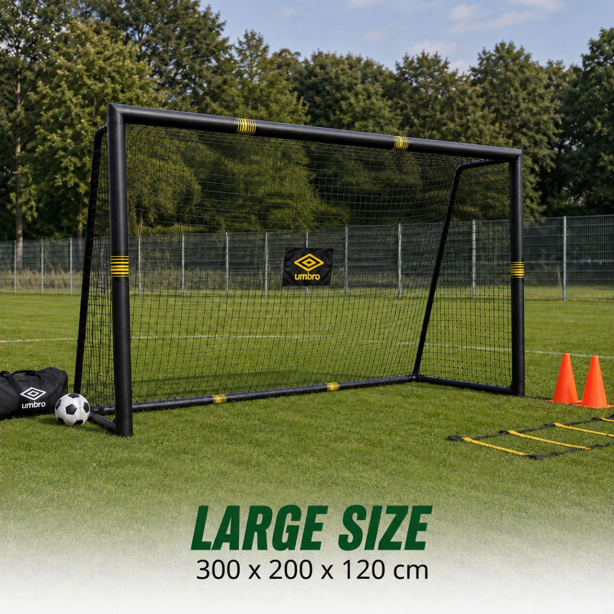 Een zwart voetbaldoel met net, bal, tas en kegels op grasveld.