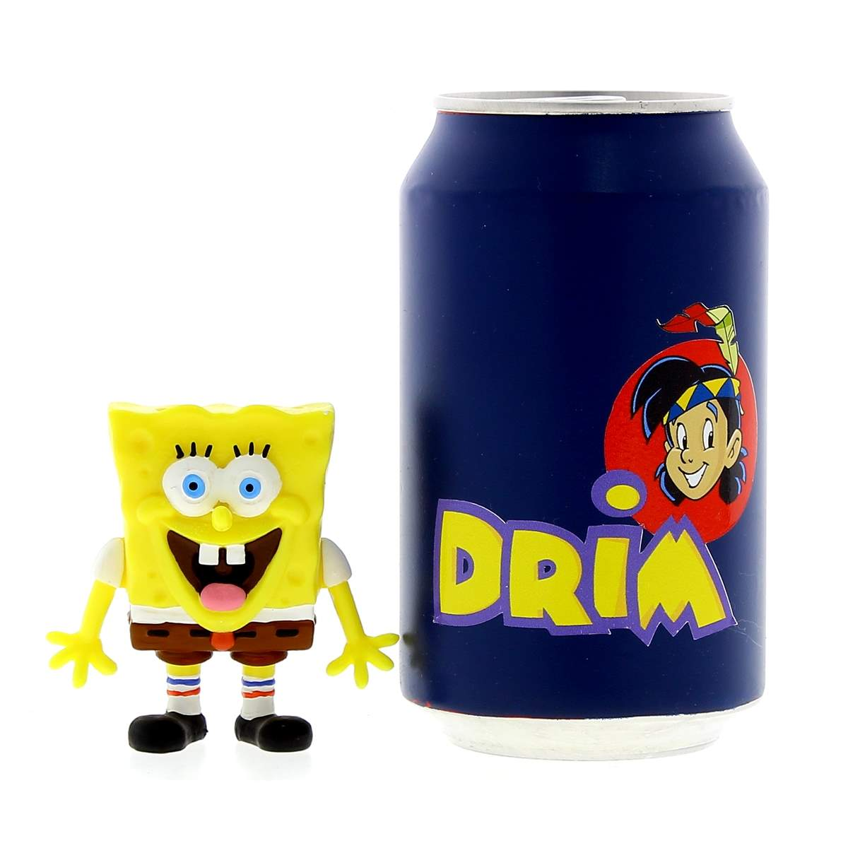 Figura de Bob Esponja y una lata azul con logo "DRIM" y cara de caricatura.