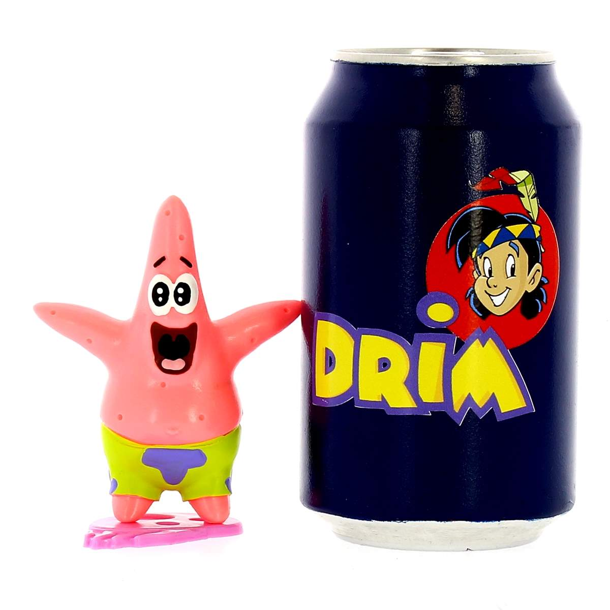 Patrick Star está al lado de una lata azul oscuro con texto amarillo y un logo de dibujos animados.