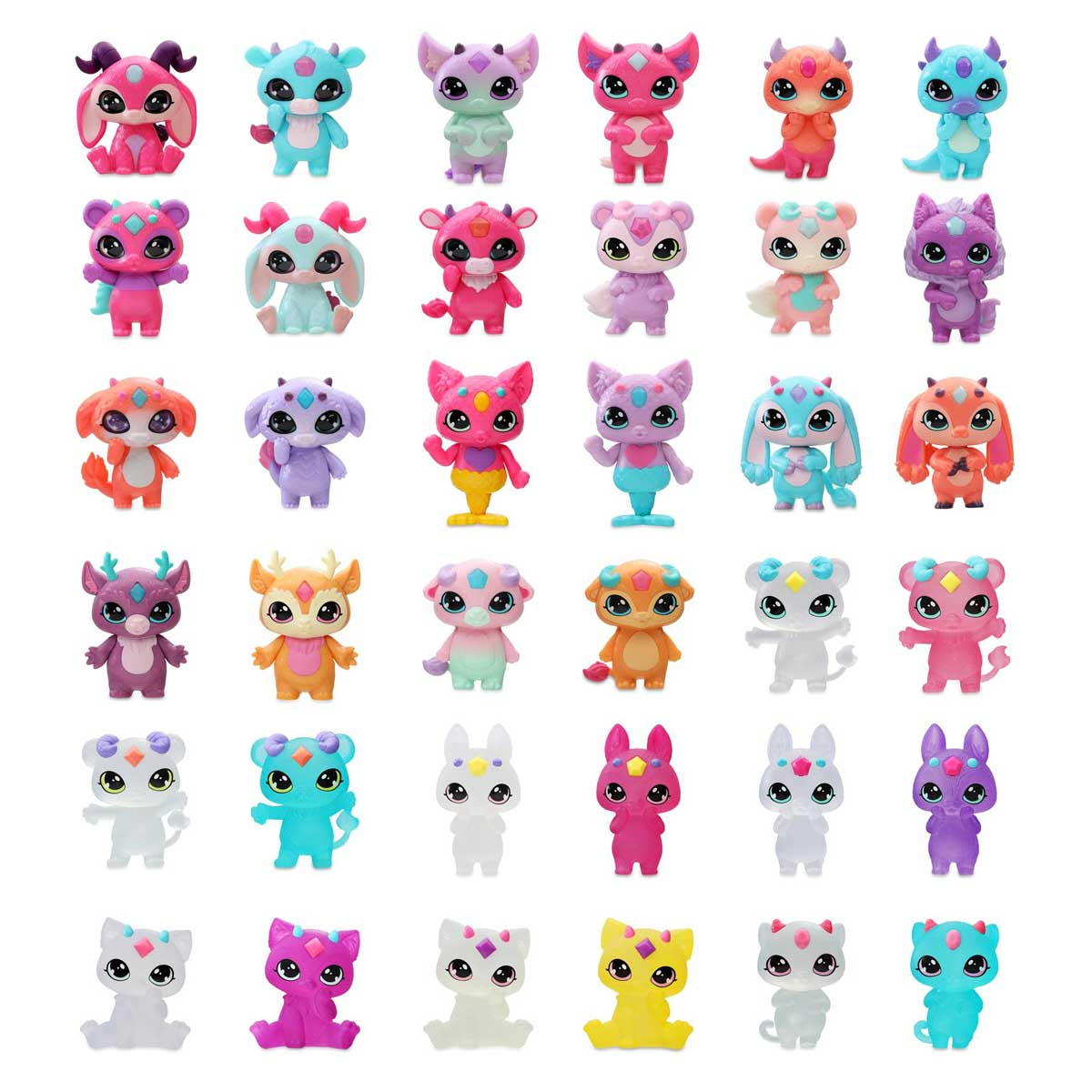 Muchas figuras de juguete coloridas dispuestas sobre fondo blanco.