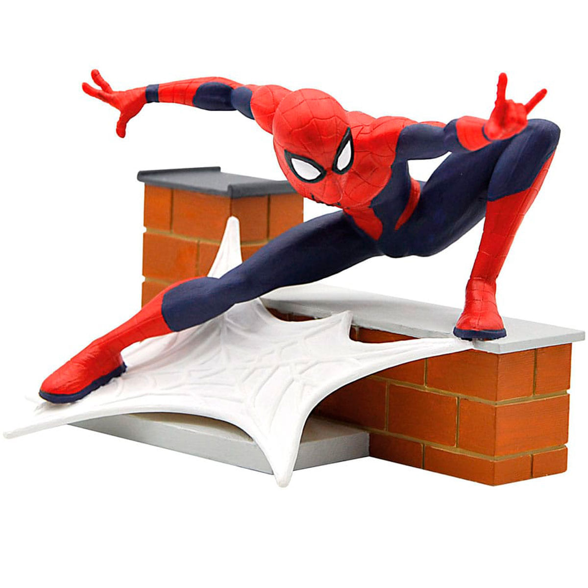 Figura de Spiderman con traje rojo y azul en tejado de ladrillos con telarañas.