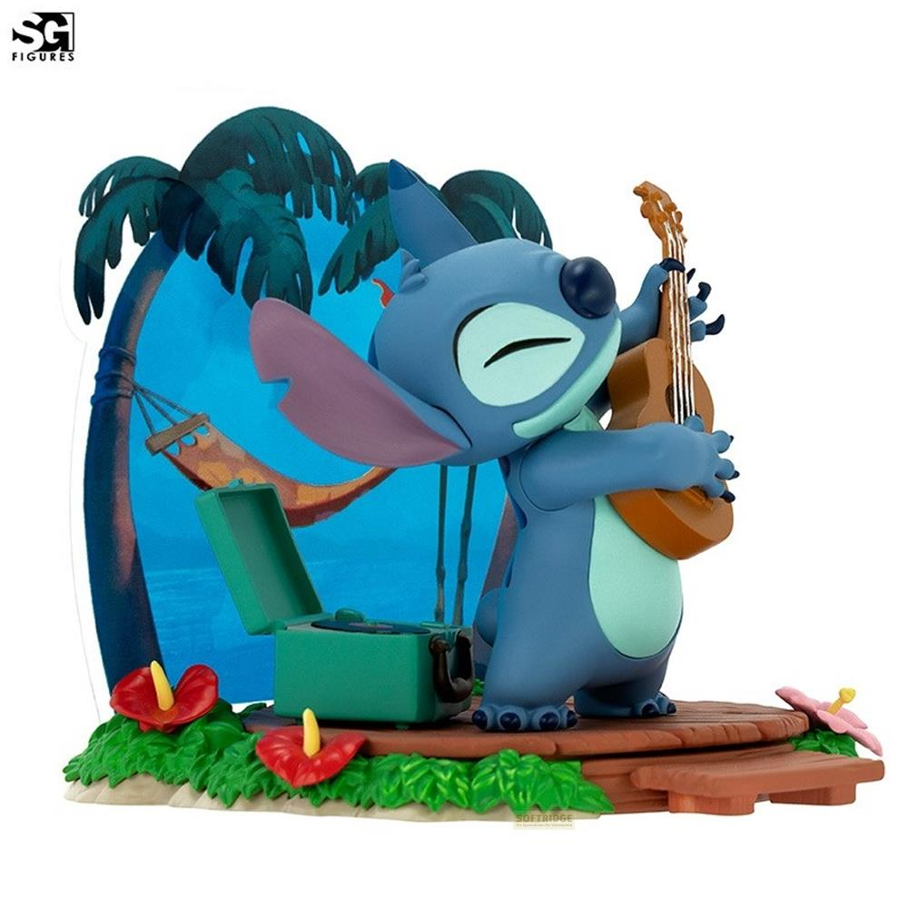 Stitch toca el ukelele frente a palmeras con hamaca y tocadiscos.
