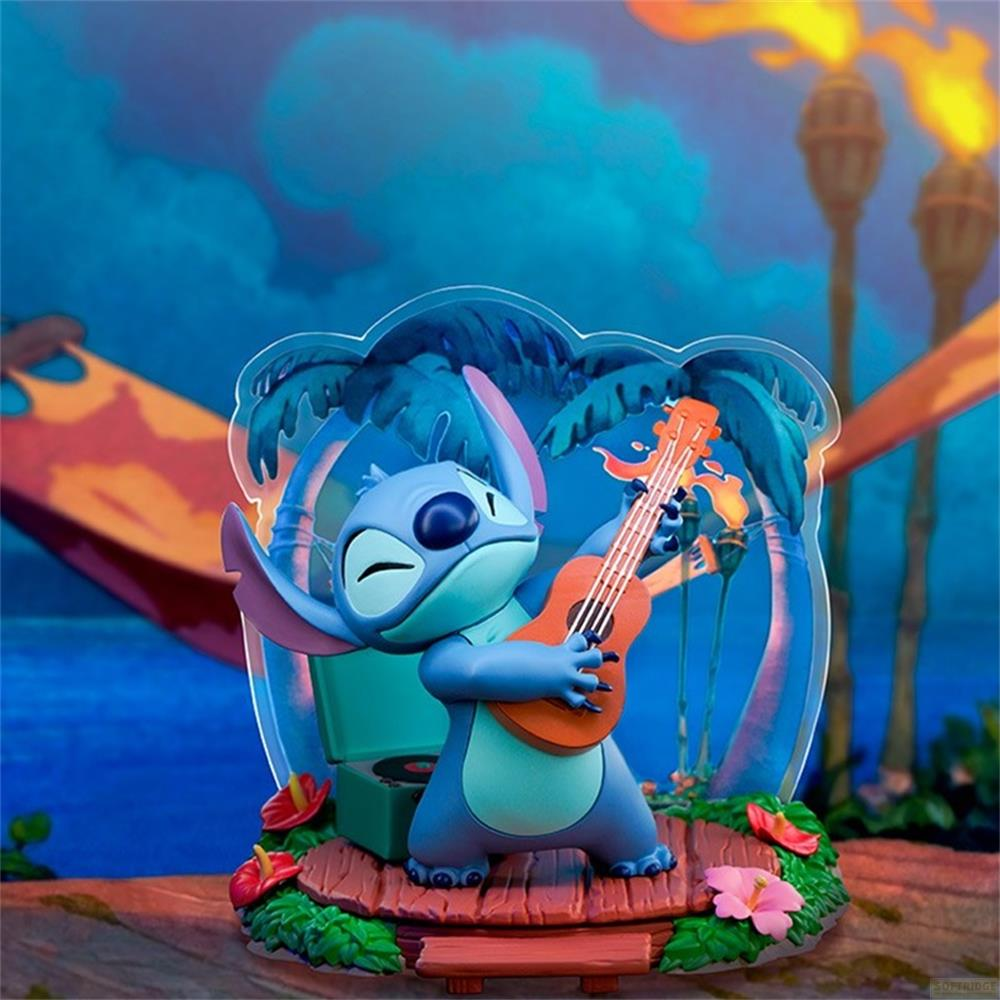 Stitch toca el ukelele en una isla tropical con palmeras y antorchas.