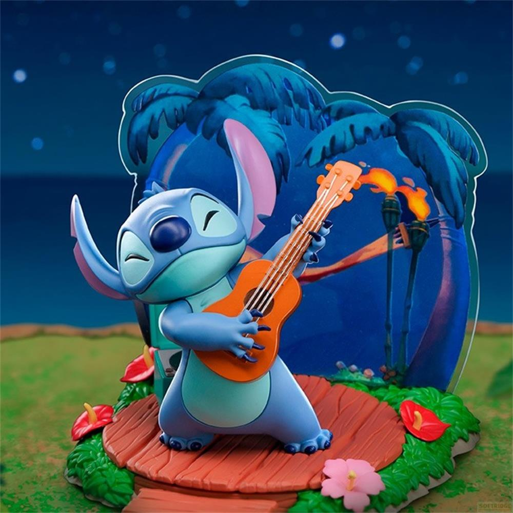 Stitch toca el ukelele en un escenario con palmeras y antorchas.