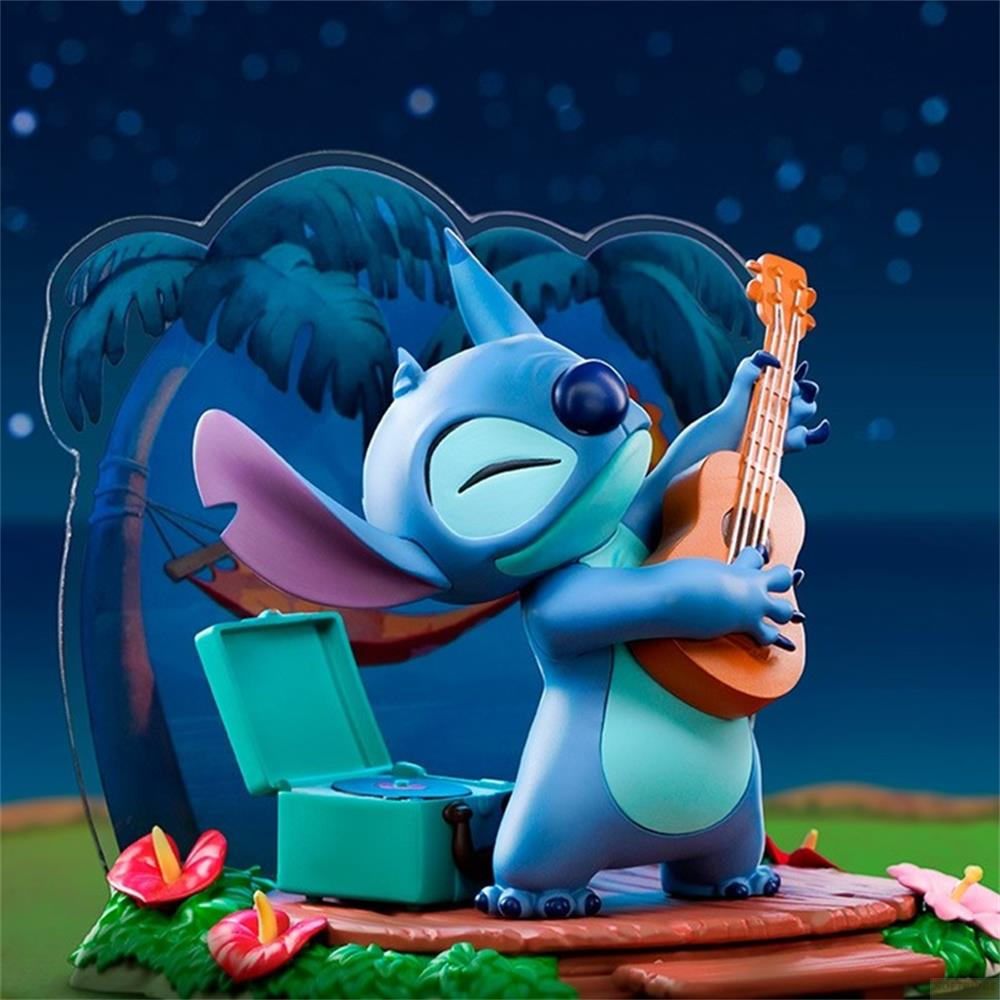 Stitch toca el ukelele cerca de un tocadiscos bajo palmeras por la noche.