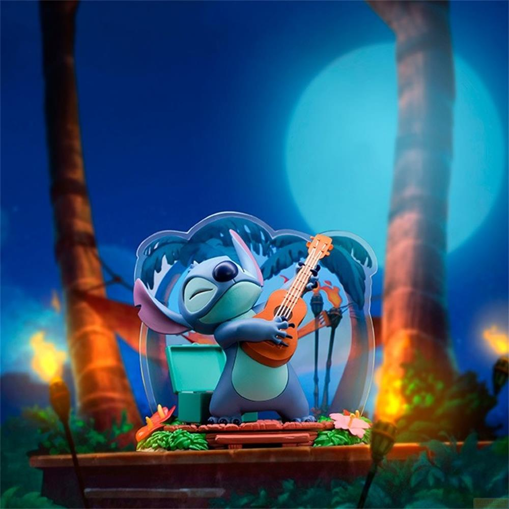 Stitch toca la guitarra frente a una luna en un escenario tropical con antorchas.
