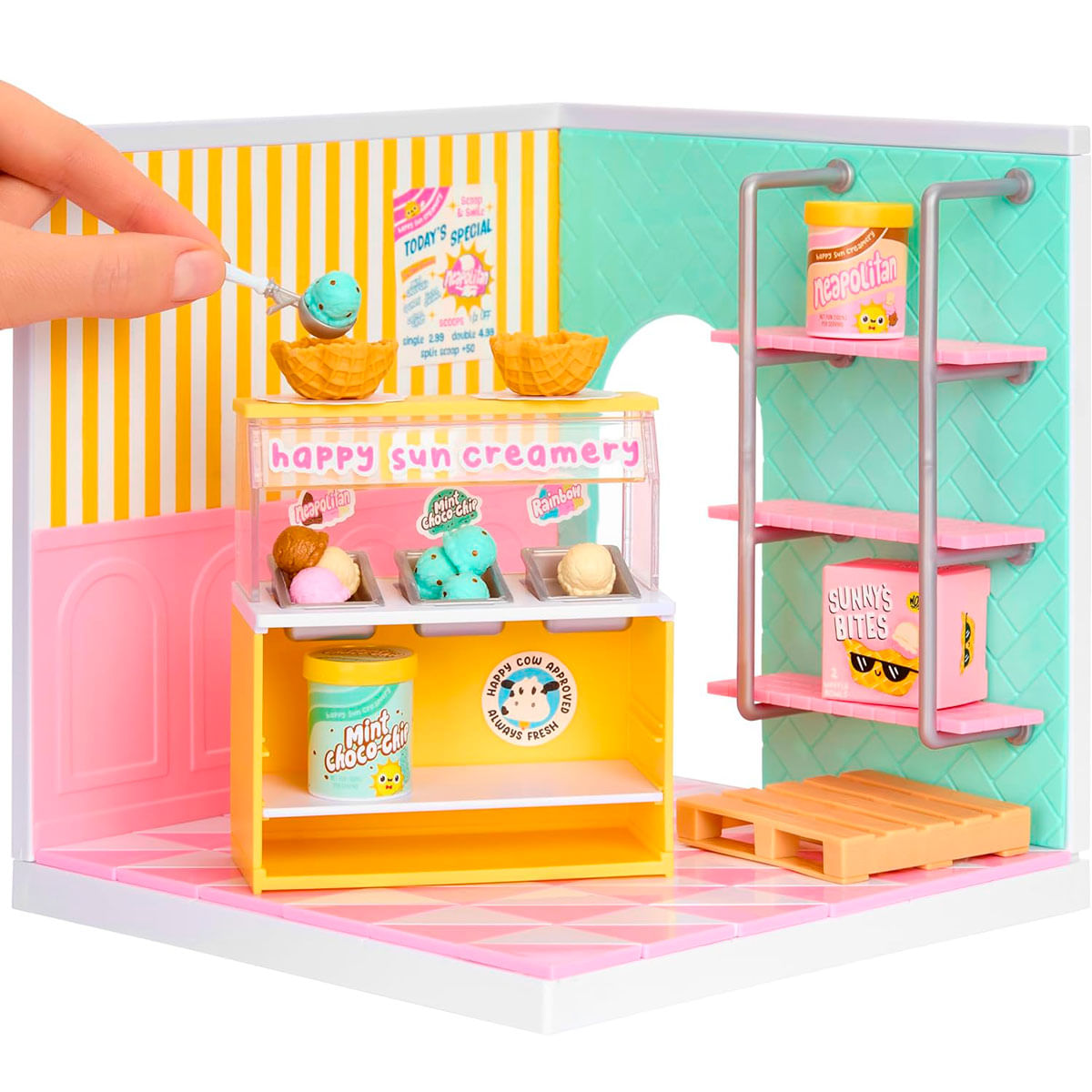 Una versión en miniatura de una heladería con helado en conos y tarrinas.