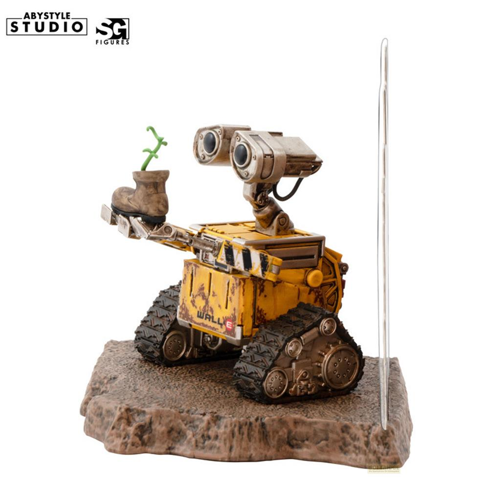 Figura de Wall-E sosteniendo una bota con una planta. Sobre una base rocosa.