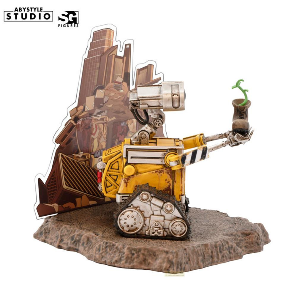 Figura de Wall-E en terreno rocoso sosteniendo una planta en una bota, con fondo de ruinas urbanas.