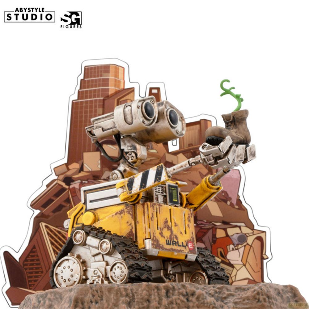 Una figura del robot WALL-E sosteniendo una bota vieja con una planta dentro.
