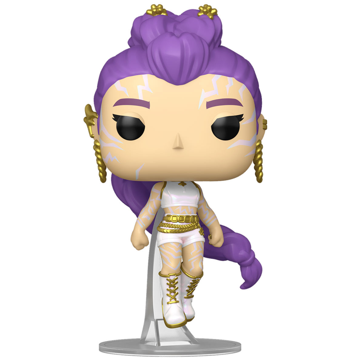Figura con pelo morado, trajes blancos y tatuajes, sobre un soporte.