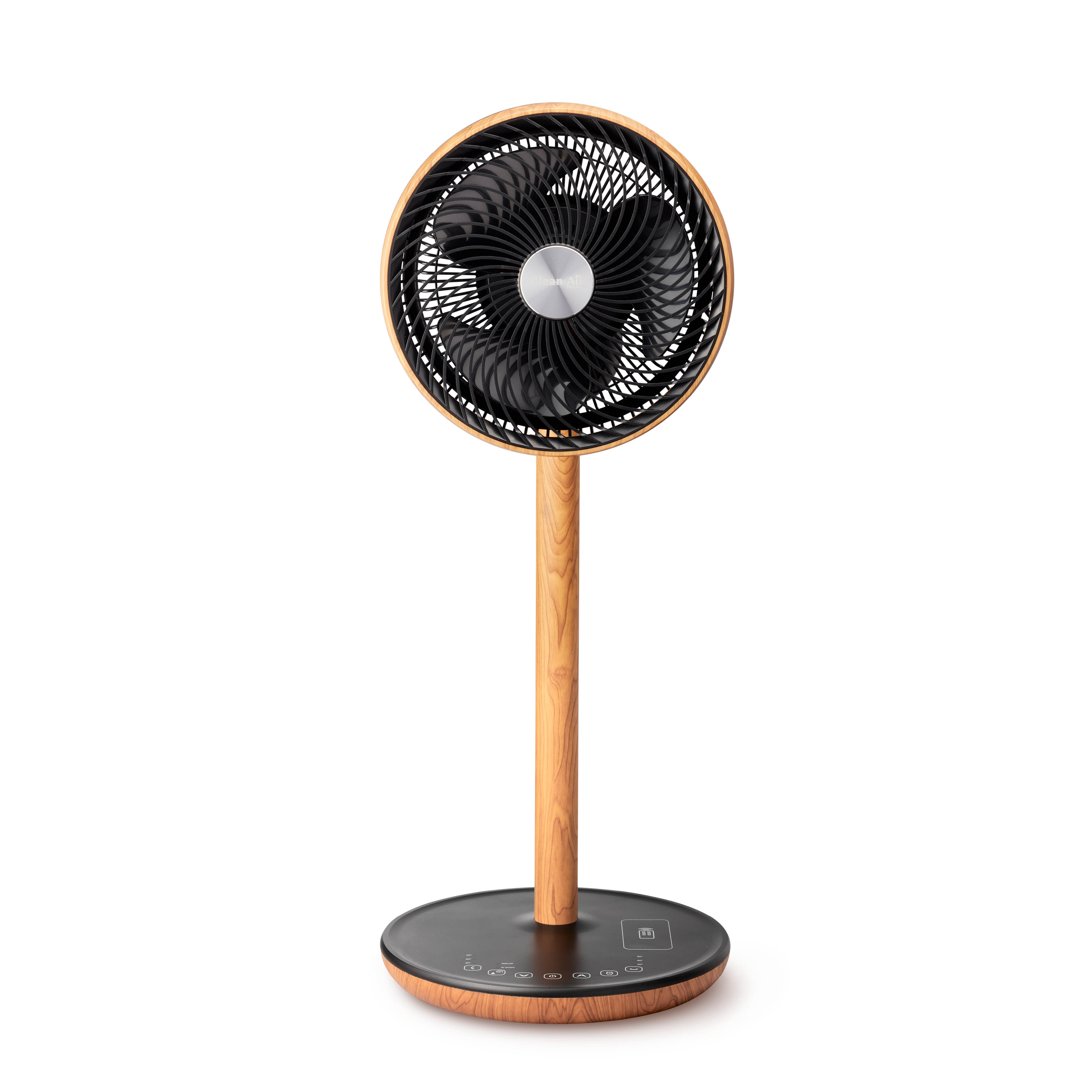 Een moderne staande ventilator met houtnerfaccenten en een zwart rooster op een witte achtergrond.