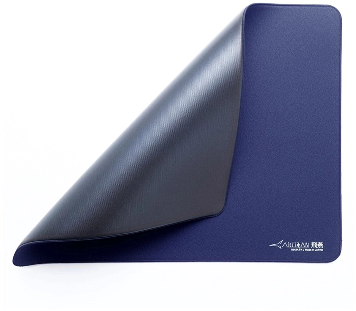 Een donkerblauw muismat oppervlak met de linkerbovenhoek omgeslagen, die een grijze onderkant onthult.