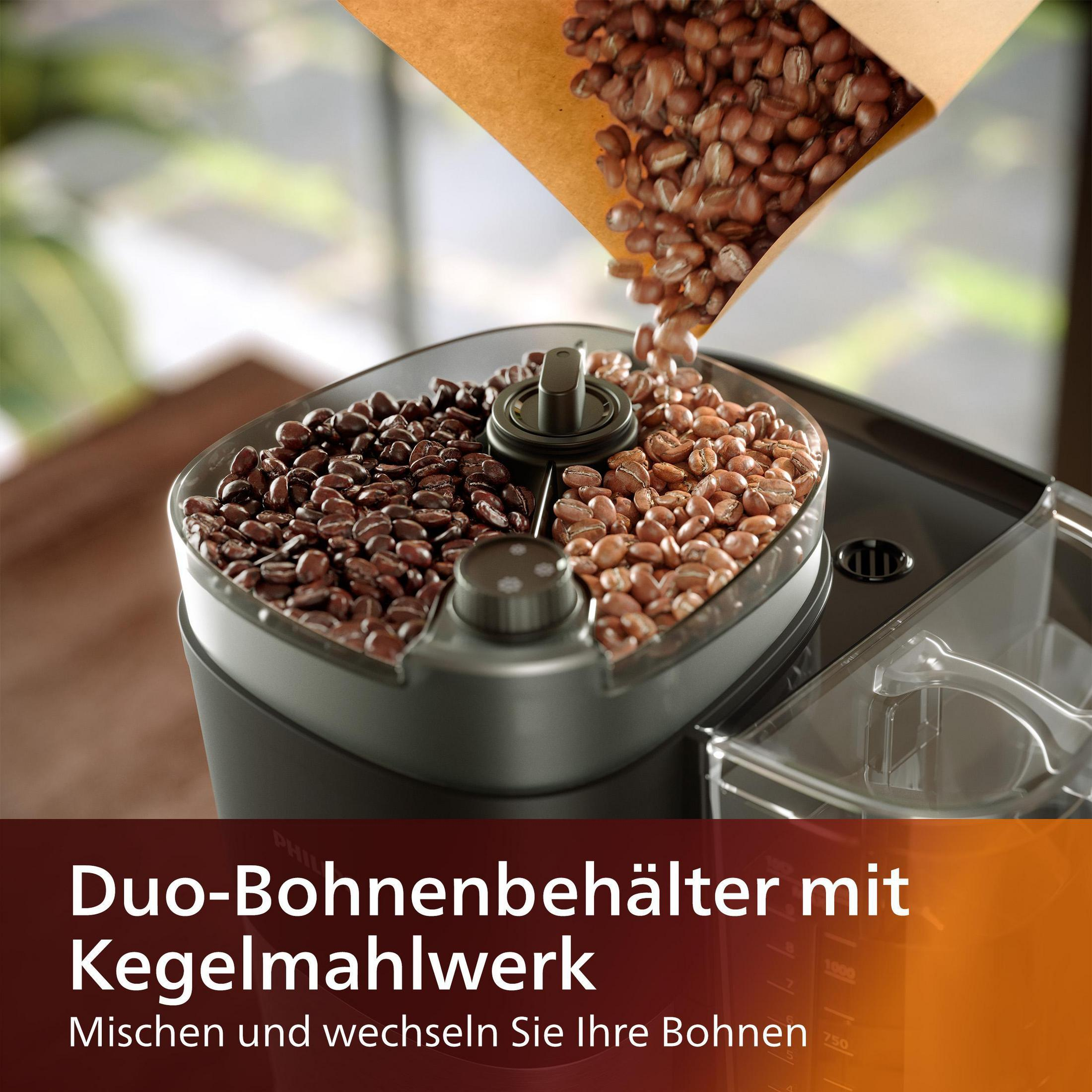 I chicchi di caffè vengono versati in una tramoggia per macinacaffè contenente due tipi.