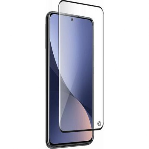 Uno smartphone con una protezione per lo schermo posizionata, sfondo bianco.